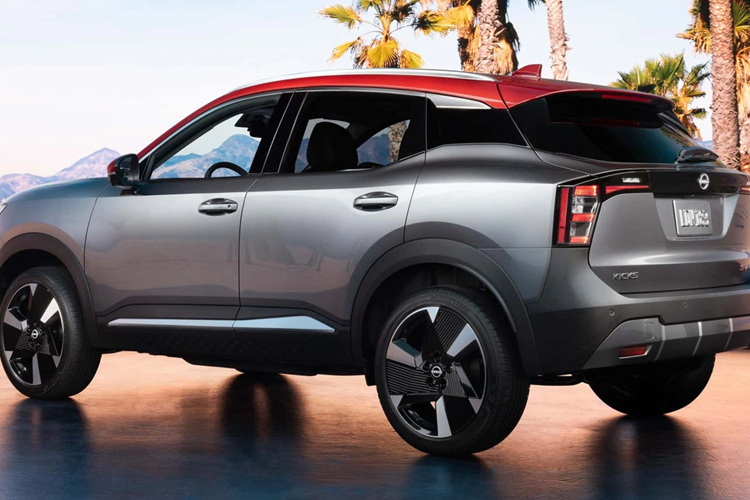 Ngoài ra, Nissan Kicks SR 2025 còn có hệ thống âm thanh 6 loa, đèn viền nội thất, điều hòa tự động, tấm chắn nắng tích hợp gương trang điểm và đèn, túi đựng đồ trên lưng ghế trước,... 