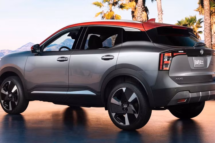 Ngoài ra, Nissan Kicks SR 2025 còn có hệ thống âm thanh 6 loa, đèn viền nội thất, điều hòa tự động, tấm chắn nắng tích hợp gương trang điểm và đèn, túi đựng đồ trên lưng ghế trước,... 