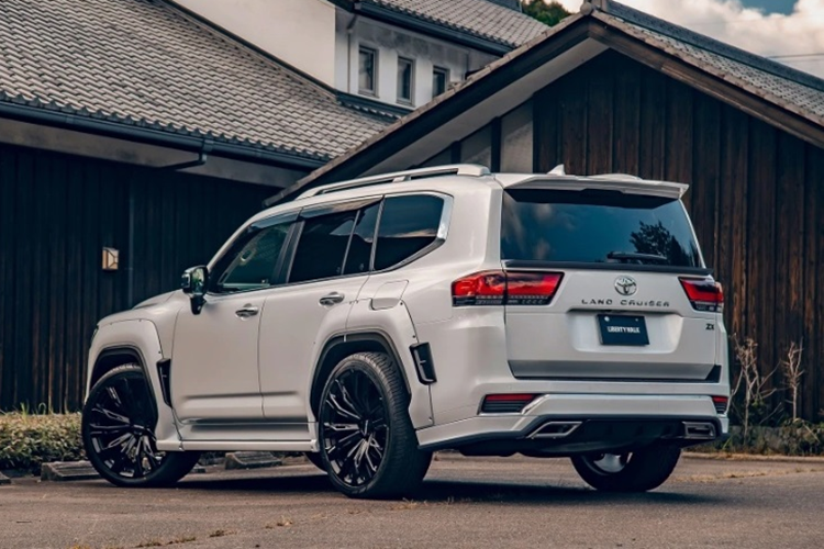 Ngoài ra, hãng độ Nhật Bản còn cung cấp 2 tùy chọn mâm LB Wheel 22 inch và 24 inch với giá lần lượt là 11.650 USD và 14.850 USD (296 - 377,3 triệu đồng). Liberty Walk cũng khuyến khích khách hàng có thể mua lẻ từng phụ kiện để tùy ý nâng cấp chiếc SUV của mình.