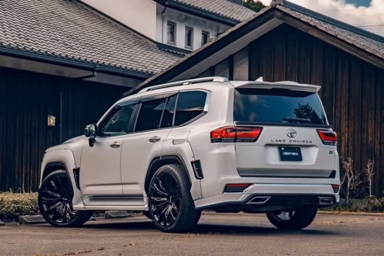 Ngoài ra, hãng độ Nhật Bản còn cung cấp 2 tùy chọn mâm LB Wheel 22 inch và 24 inch với giá lần lượt là 11.650 USD và 14.850 USD (296 - 377,3 triệu đồng). Liberty Walk cũng khuyến khích khách hàng có thể mua lẻ từng phụ kiện để tùy ý nâng cấp chiếc SUV của mình.