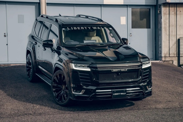 Nếu khách hàng lựa chọn phiên bản LB-Works Land Cruiser 300 Full, xe sẽ được cung cấp thêm cánh gió thể thao rìa trên và dưới kính chắn gió sau, đi cùng lưới tản nhiệt Liberty Walk. Gói này có giá 9.790 - 14.080 USD (tương đương 248,7 - 357,8 triệu đồng).