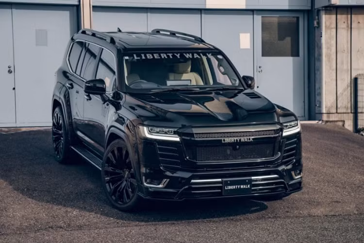 Nếu khách hàng lựa chọn phiên bản LB-Works Land Cruiser 300 Full, xe sẽ được cung cấp thêm cánh gió thể thao rìa trên và dưới kính chắn gió sau, đi cùng lưới tản nhiệt Liberty Walk. Gói này có giá 9.790 - 14.080 USD (tương đương 248,7 - 357,8 triệu đồng).