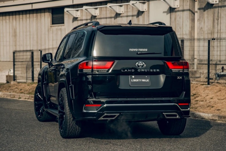 Toyota Land Cruiser LC300 độ độ Liberty Walk vẫn dùng động cơ V6 twin-turbo 3.4L, sản sinh công suất 409 mã lực và mô-men xoắn 650 Nm. Đi kèm là hộp số tự động 10 cấp và hệ dẫn động 4 bánh toàn thời gian.