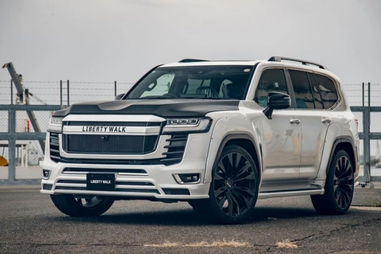 Nếu chọn phiên bản LB-Works Land Cruiser 300 Premium cao cấp nhất, khách hàng sẽ phải chi số tiền từ 13.090 USD đến 19.580 USD (khoảng 332,6 - 497,5 triệu đồng) để nhận được thêm nắp capo bằng sợi carbon khô.