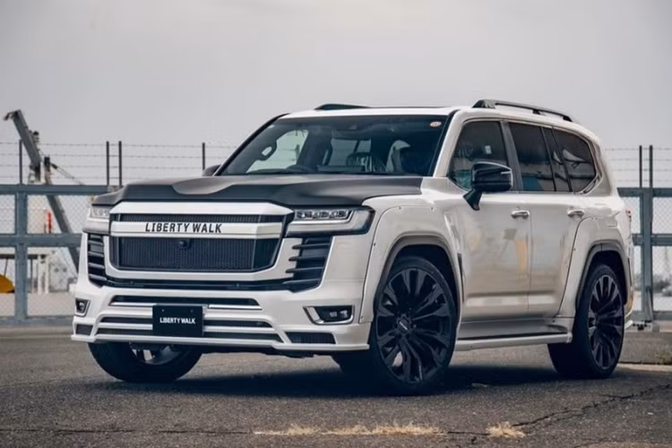 Nếu chọn phiên bản LB-Works Land Cruiser 300 Premium cao cấp nhất, khách hàng sẽ phải chi số tiền từ 13.090 USD đến 19.580 USD (khoảng 332,6 - 497,5 triệu đồng) để nhận được thêm nắp capo bằng sợi carbon khô.