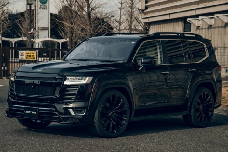 Cụ thể, ở phiên bản tiêu chuẩn LB Works Land Cruiser 300 Light 2024 mới, xe sẽ được cung cấp gói ốp thân rộng, cản trước/sau và cửa ống xả thể thao. Khách hàng có thể yêu cầu là chất liệu tổng hợp gia cường sợi hoặc sợi carbon và giá của gói độ sẽ dao động từ 7.480 - 10.780 USD (khoảng 190 - 273,9 triệu đồng).