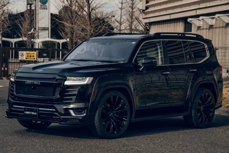 Cụ thể, ở phiên bản tiêu chuẩn LB Works Land Cruiser 300 Light 2024 mới, xe sẽ được cung cấp gói ốp thân rộng, cản trước/sau và cửa ống xả thể thao. Khách hàng có thể yêu cầu là chất liệu tổng hợp gia cường sợi hoặc sợi carbon và giá của gói độ sẽ dao động từ 7.480 - 10.780 USD (khoảng 190 - 273,9 triệu đồng).