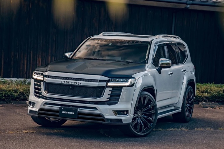 Gói độ thân rộng Liberty Walk cho mẫu xe SUV Toyota Land Cruiser 300 quốc dân này sẽ có 3 phiên bản là Light, Full và Premium; đi cùng những trang bị và giá thành khác nhau.
