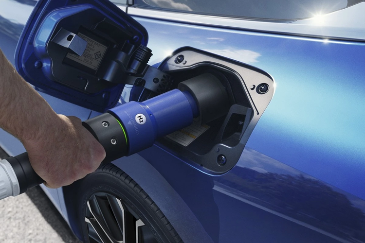 Đi kèm là 3 bình nhiên liệu hydro với dung tích tối đa 142 L. Người dùng chỉ mất 5 phút để nạp đầy bình tại những trạm bơm chuyên dụng.