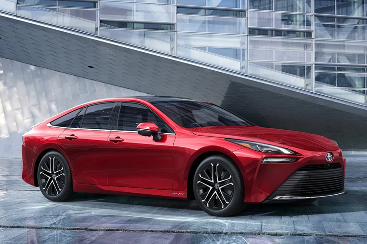 Mẫu sedan này có khả năng tăng tốc 0-97 km/h trong 9,2 giây. Mức tiêu thụ nhiên liệu quy đổi của Mirai XLE và Mirai Limited lần lượt là 3,17 L/100 km và 3,62 L/100 km.