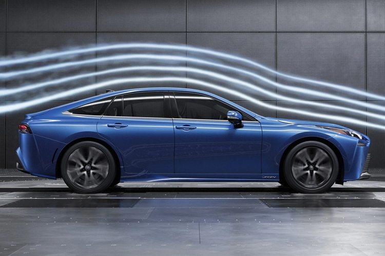 Hệ thống an toàn chủ động Toyota Safety System 3.0 được trang bị tiêu chuẩn trên cả 2 bản, bao gồm các tính năng kiểm soát hành trình thích ứng, nhận diện biển báo, cảnh báo lệch làn đường, nhận diện người đi bộ và đi xe đạp, pha cốt thông minh...