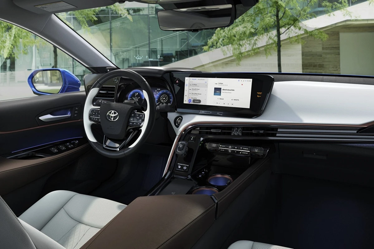 Phiên bản cao cấp hơn được trang bị điều hòa 3 vùng, cửa sổ trời Panorama, hệ thống đèn viền nội thất, màn hình cảm ứng điều chỉnh các tính năng tiện nghi tại hàng ghế sau...