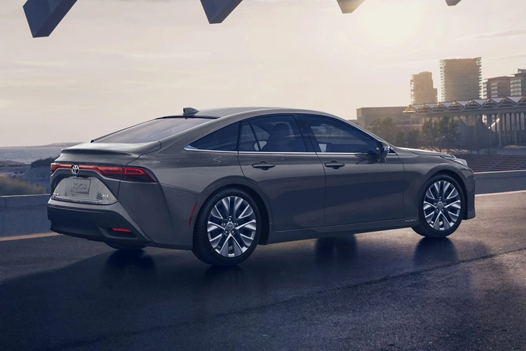 Phiên bản Limited được trang bị tiêu chuẩn chìa khóa kỹ thuật số bằng điện thoại thông minh. Người dùng phiên bản XLE cũng có thể nâng cấp tùy chọn này thông qua gói công nghệ nâng cao.