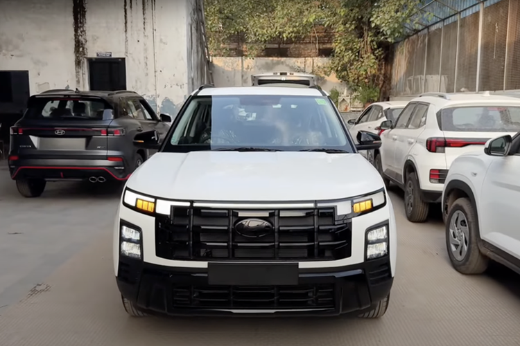 Cụm đèn pha chính được đặt thấp hơn, tích hợp vào cản trước. Cụm đèn hậu vốn gây nhiều trang cãi trên phiên bản cũ cũng đã được thiết kế lại. Nội thất xe được làm mới với màn hình kép 10,25 inch, bảng điều khiển trung tâm thiết kế lại, mang đến trải nghiệm hiện đại và tiện nghi hơn.