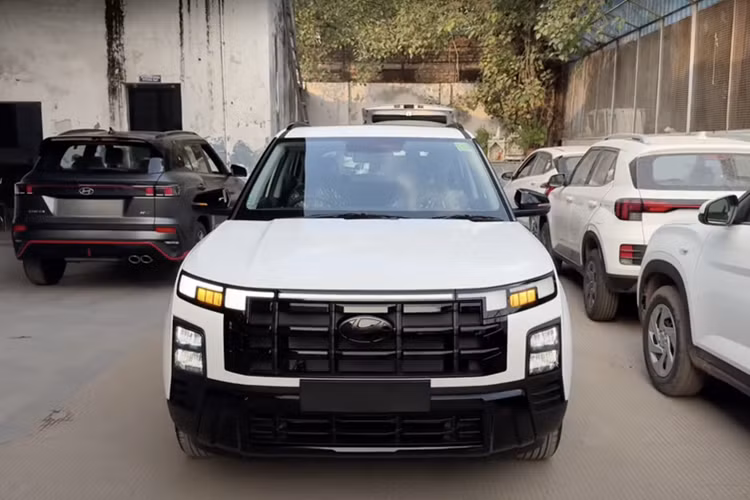 Cụm đèn pha chính được đặt thấp hơn, tích hợp vào cản trước. Cụm đèn hậu vốn gây nhiều trang cãi trên phiên bản cũ cũng đã được thiết kế lại. Nội thất xe được làm mới với màn hình kép 10,25 inch, bảng điều khiển trung tâm thiết kế lại, mang đến trải nghiệm hiện đại và tiện nghi hơn.