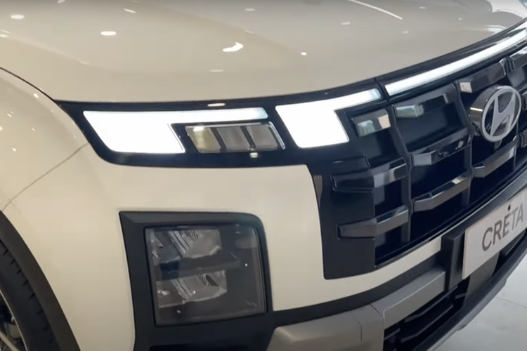 Các trang bị an toàn và công nghệ trên xe SUV Hyundai Creta 2025 bao gồm phanh tay điện tử, camera 360 độ, hệ thống âm thanh Bose, 6 túi khí và hệ thống hỗ trợ lái nâng cao ADAS với các tính năng như phanh khẩn cấp tự động, kiểm soát hành trình thích ứng, hỗ trợ giữ làn đường.