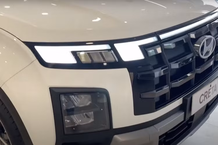 Các trang bị an toàn và công nghệ trên xe SUV Hyundai Creta 2025 bao gồm phanh tay điện tử, camera 360 độ, hệ thống âm thanh Bose, 6 túi khí và hệ thống hỗ trợ lái nâng cao ADAS với các tính năng như phanh khẩn cấp tự động, kiểm soát hành trình thích ứng, hỗ trợ giữ làn đường.