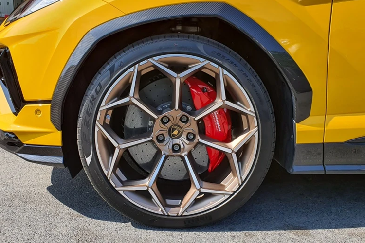 Cụm đèn hậu được nối liền nhau bởi một tấm ốp carbon, tạo nên diện mạo đặc trưng cho Urus Performante. Cản sau cũng được tinh chỉnh với những đường khuếch tán gió đặt giữa hai bộ ống xả đôi chất liệu titanium đến từ thương hiệu Akrapovic ở hai bên.