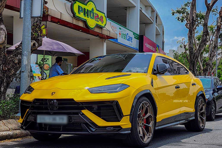 Nhìn ngang hông chiếc siêu SUV Lamborghini Urus Performante có dấu hiệu nhận biết riêng so với các phiên bản còn lại ở chi tiết nẹp sườn mang dòng chữ Performante cùng bộ mâm độc quyền có thiết kế ấn tượng dành riêng cho dòng xe hiệu năng cao này.