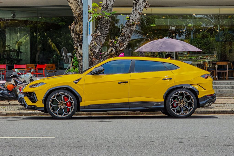 Điều này được thể hiện rõ ràng qua những đường cắt sâu từ mui xuống cản trước, những khe gió bổ trợ được làm từ sợi carbon cùng màu với ngoại thất hoặc tùy chọn bề mặt sợi carbon lộ thiên. Tùy chọn mui xe bằng sợi carbon được lấy cảm hứng từ những “người tiền nhiệm” như Huracan Performante và Super Trofeo.