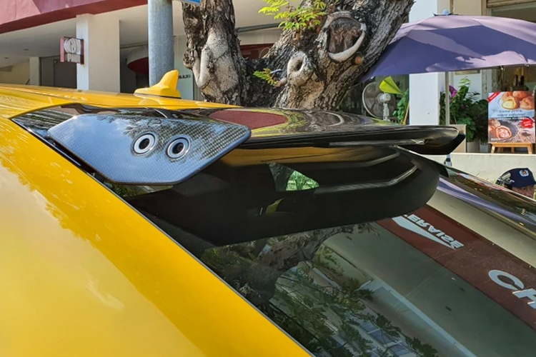 Về nội thất, khoang cabin của Urus Performante được làm từ các vật liệu trọng lượng nhẹ và tân tiến như sợi carbon, chất liệu Alcantara màu đen Nero Cosmus với điểm nhấn hình lục giác tương phản với chất liệu da cao cấp. Bên cạnh đó còn có các chi tiết trang trí với vật liệu bằng nhôm anode hóa màu đen.