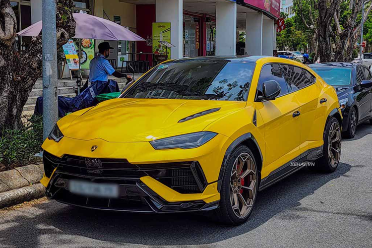 Chiếc Lamborghini Urus Performante của Đoàn Di Băng được bàn giao vào hồi cuối tháng 3/2024. Được biết, đây là món quà tặng sinh nhật vợ mà đại gia Nguyễn Quốc Vũ đã mạnh tay chốt đơn vào đúng ngày mùng Một, Tết Nguyên Đán 2024.