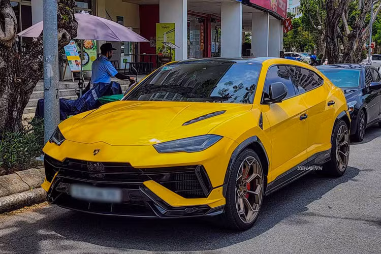 Chiếc Lamborghini Urus Performante của Đoàn Di Băng được bàn giao vào hồi cuối tháng 3/2024. Được biết, đây là món quà tặng sinh nhật vợ mà đại gia Nguyễn Quốc Vũ đã mạnh tay chốt đơn vào đúng ngày mùng Một, Tết Nguyên Đán 2024.