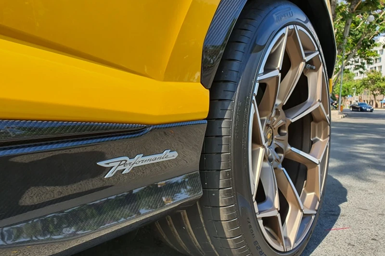 Chiếc Lamborghini Urus Performante của vợ chồng Đoàn Di Băng được trang bị động cơ xăng V8 tăng áp kép, dung tích 4,0 lít giống như bản tiêu chuẩn. Tuy nhiên, Lamborghini đã tinh chỉnh động cơ này để nâng công suất tối đa lên 657 mã lực và mô-men xoắn cực đại 850 Nm.