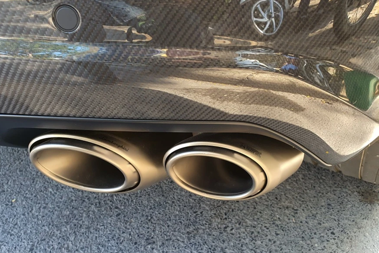 Vị trí ghế lái và khu vực điều khiển của Urus Performante cũng đề cao thiết kế hình học, thể hiện qua chi tiết màn hình kỹ thuật số lớn đi cùng hai màn hình tại trung tâm điều khiển và đặc biệt là chi tiết vô-lăng mang thiết kế đáy phẳng bọc Alcantara tạo nên một cảm quan hiện đại.