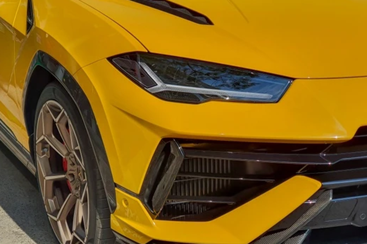 Ở phía sau, Lamborghini Urus Performante được trang bị cánh gió được lấy cảm hứng từ siêu phẩm Aventador SVJ giúp gia tăng lực ép mặt đường lên phần sau xe đến 38%, đồng nghĩa lực ép mặt đường tổng thể xe tăng lên lên 8%. Đi cùng với đó là chi tiết cánh gió phụ thiết kế thanh mảnh được đặt dọc theo mép cốp xe.