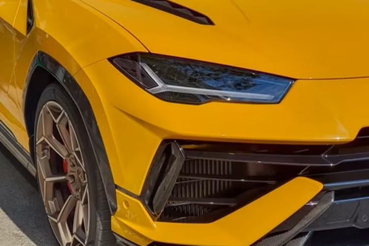 Ở phía sau, Lamborghini Urus Performante được trang bị cánh gió được lấy cảm hứng từ siêu phẩm Aventador SVJ giúp gia tăng lực ép mặt đường lên phần sau xe đến 38%, đồng nghĩa lực ép mặt đường tổng thể xe tăng lên lên 8%. Đi cùng với đó là chi tiết cánh gió phụ thiết kế thanh mảnh được đặt dọc theo mép cốp xe.