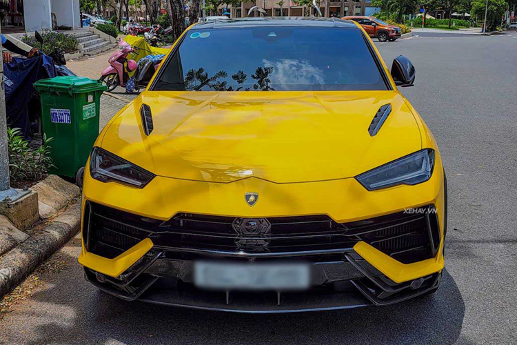 Tại thị trường Việt Nam, giá xe Lamborghini Urus Performante từ 16,5 tỷ đồng. Chiếc Lamborghini Urus Performante của vợ chồng Đoàn Di Băng sở hữu ngoại thất màu vàng đặc trưng của thương hiệu, cùng nhiều option cao cấp và có giá bán lên tới hơn 26 tỷ đồng.