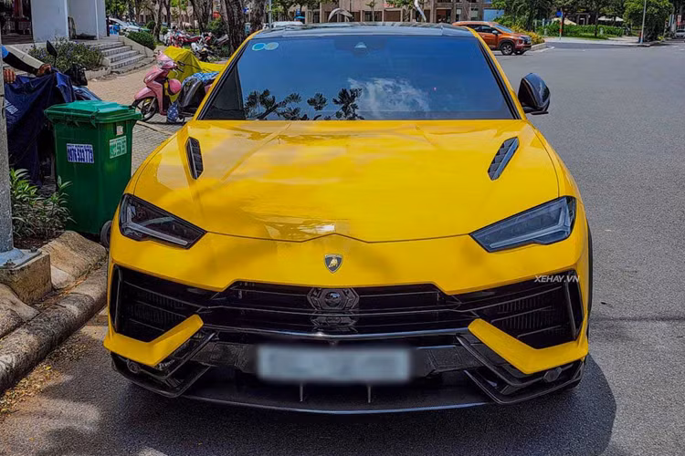 Tại thị trường Việt Nam, giá xe Lamborghini Urus Performante từ 16,5 tỷ đồng. Chiếc Lamborghini Urus Performante của vợ chồng Đoàn Di Băng sở hữu ngoại thất màu vàng đặc trưng của thương hiệu, cùng nhiều option cao cấp và có giá bán lên tới hơn 26 tỷ đồng.
