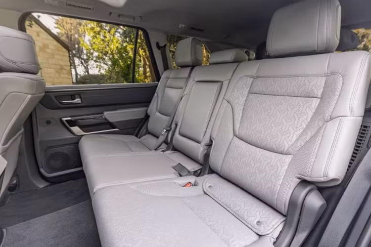 Ngoài ra, Toyota Sequoia 2025 bản 1974 còn được bổ sung màu sơn Mudbath (chỉ dành riêng cho phiên bản TRD Pro). Ghế massage cũng là trang bị mới, được cung cấp tiêu chuẩn trên các phiên bản 1974, Platinum và Capstone.