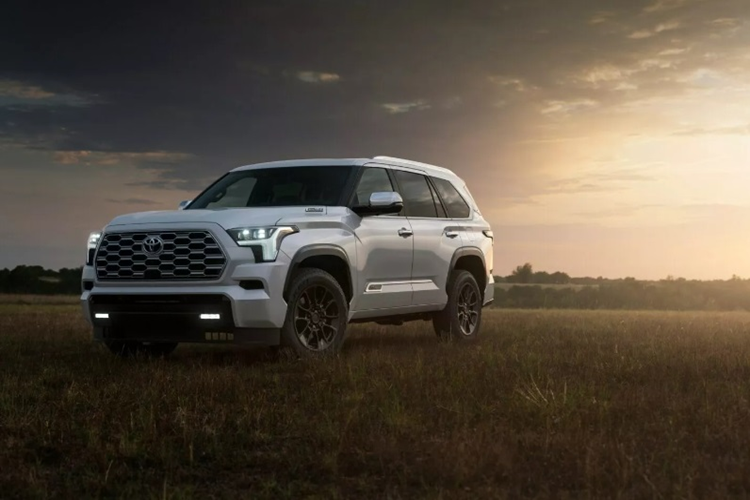 Về nội thất, bên trong khoang cabin của Toyota Sequoia bản 1974 vẫn nổi bật với màn hình giải trí trung tâm kích thước 14 inch, bảng đồng hồ kỹ thuật số 12,3 inch và màn hình HUD 10 inch.