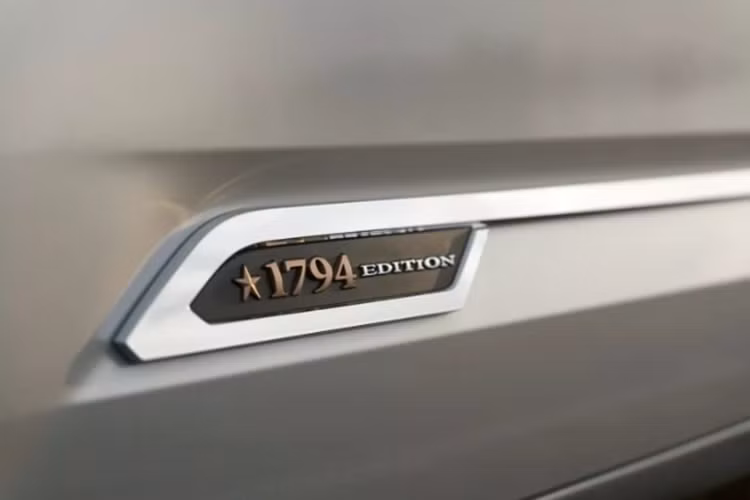 Thiết kế đầu xe Toyota Sequoia tương tự như "người anh em" Tundra, với lưới tản nhiệt kích thước lớn và đèn pha hình chữ T. Cột A, cột B và cột C sơn đen. Phía sau là cặp đèn hậu nằm ngang cùng dòng chữ Sequoia cỡ lớn.