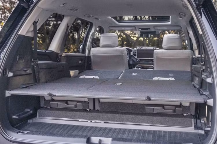 Cung cấp sức mạnh cho Toyota Sequoia 2025 là hệ thống truyền động i-Force Max, bao gồm động cơ V6 3.5L tăng áp kép, pin 1,87 kWh và một mô-tơ điện được đặt giữa động cơ và hộp số tự động 10 cấp. Hệ thống này sản sinh công suất kết hợp 437 mã lực và mô-men xoắn 790 Nm.