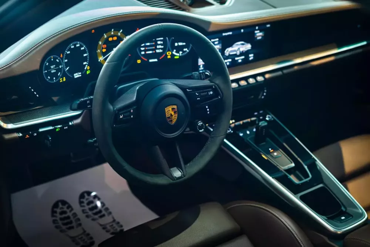 Mức giá xe Porsche 911 Turbo S 992 đã có 2 lần được đại lý chính hãng điều chỉnh tại Việt Nam, lần đầu là báo giá 15,79 tỷ đồng, đã tăng 490 triệu đồng so với giả khởi điểm công bố.