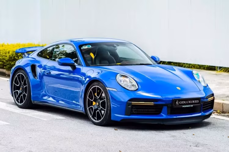 Theo tìm hiểu của chúng tôi, số lượng xe Porsche 911 Turbo S 992 tại Việt Nam chỉ đếm trên đầu ngón tay, và chiếc mới xuất hiện tại Hà Nội từng thuộc sở hữu của 1 doanh nhân kín tiếng tại Tp.HCM. Cõ lẽ chiếc xe thể thao này đã đổi chủ.