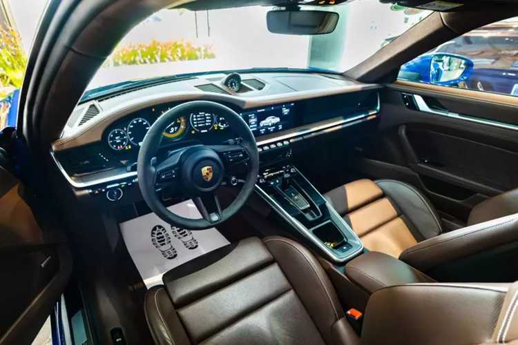 So với thế hệ trước, chiếc xe thể thao tốc độ Porsche 911 Turbo S thế hệ 992 vẫn được trang bị khối động cơ 6 xy-lanh, dung tích 3.8 lít, tăng áp kép, nhưng sản sinh ra công suất tối đa 640 mã lực và mô-men xoắn cực đại 800 Nm.