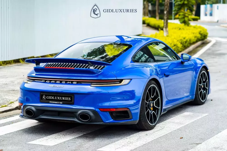 Sức mạnh động cơ của xe thể thao Porsche 911 Turbo S đời 992 sẽ kết hợp cùng hộp số tự động 8 cấp và dẫn động 2 cầu, nhờ đó, mẫu xe thể thao tốc độ này có thể tăng tốc từ vị trí xuất phát lên 100 km/h chỉ trong thời gian 2,7 giây khi đi kém gói SportChrono, trước khi đạt tốc độ tối đa là 330 km/h.