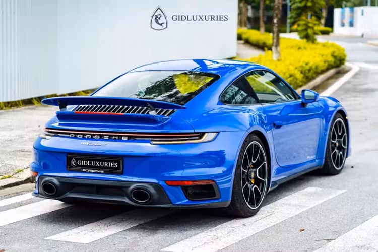 Sức mạnh động cơ của xe thể thao Porsche 911 Turbo S đời 992 sẽ kết hợp cùng hộp số tự động 8 cấp và dẫn động 2 cầu, nhờ đó, mẫu xe thể thao tốc độ này có thể tăng tốc từ vị trí xuất phát lên 100 km/h chỉ trong thời gian 2,7 giây khi đi kém gói SportChrono, trước khi đạt tốc độ tối đa là 330 km/h.