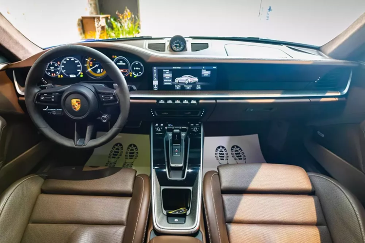 Được biết, chiếc Porsche 911 Turbo S này sở hữu màu sơn Nogaro Blue Metallic nằm trong danh mục Paint to Sample, khá đắt đỏ, đi kèm với đó là nhiều chi tiết sơn đen, và bộ mâm đa chấu, sơn 2 tông màu tương phản là bạc và đen, thửa riêng cho dòng xe Porsche 911 Turbo S 992. Nội thất xe có màu nâu.