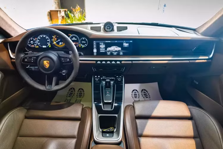 Được biết, chiếc Porsche 911 Turbo S này sở hữu màu sơn Nogaro Blue Metallic nằm trong danh mục Paint to Sample, khá đắt đỏ, đi kèm với đó là nhiều chi tiết sơn đen, và bộ mâm đa chấu, sơn 2 tông màu tương phản là bạc và đen, thửa riêng cho dòng xe Porsche 911 Turbo S 992. Nội thất xe có màu nâu.