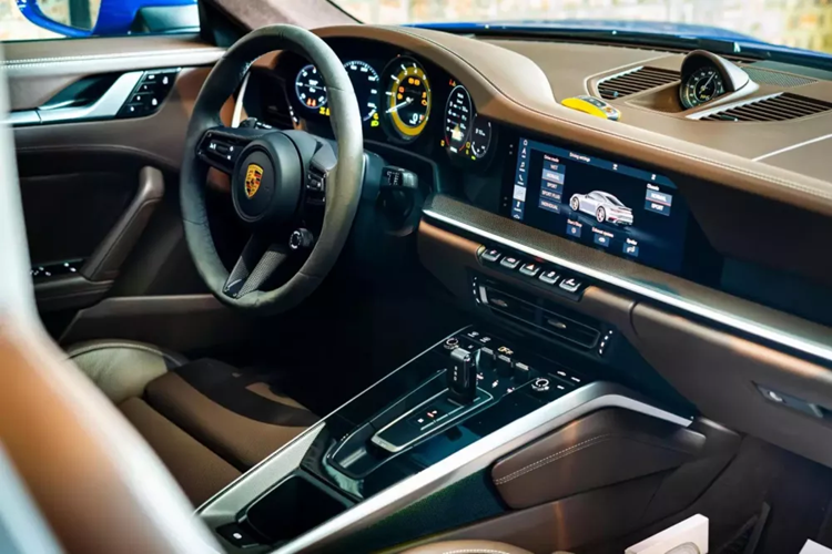 Và giá bán của chiếc xe này trên trang chủ Porsche Việt Nam trong lần thứ 2 tăng giá đã thay đổi là 16,5 tỷ đồng, tức tăng 710 triệu đồng so với lần tăng trước đó, còn nếu so với giá bán lần đầu được Porsche Việt Nam gửi đến báo chí, mức giá này đã tăng tận 1,17 tỷ đồng, bằng giá bán xe Toyota Camry mới.