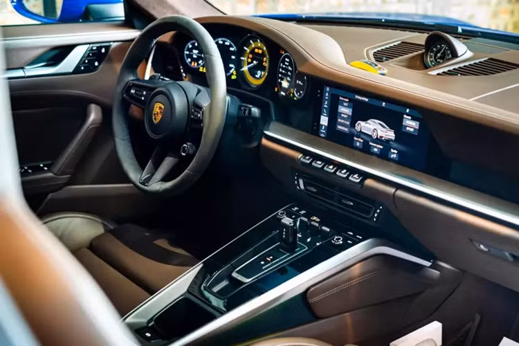 Và giá bán của chiếc xe này trên trang chủ Porsche Việt Nam trong lần thứ 2 tăng giá đã thay đổi là 16,5 tỷ đồng, tức tăng 710 triệu đồng so với lần tăng trước đó, còn nếu so với giá bán lần đầu được Porsche Việt Nam gửi đến báo chí, mức giá này đã tăng tận 1,17 tỷ đồng, bằng giá bán xe Toyota Camry mới.