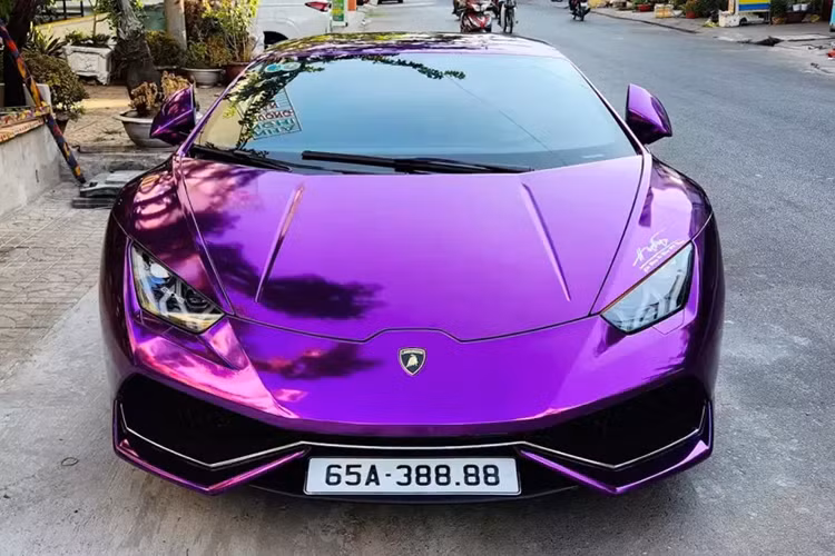 Ngay lập tức không nằm ngoài sự mong đợi của giới mê xe, chiếc siêu xe Lamborghini Huracan LP610-4 mới về làm dâu ở Cần Thơ đã được chủ nhân dán bộ áo màu tím, tông màu chủ đạo giống như trên các xe "4 bánh" mà 2 vợ chồng nhà này sở hữu trước đó. 