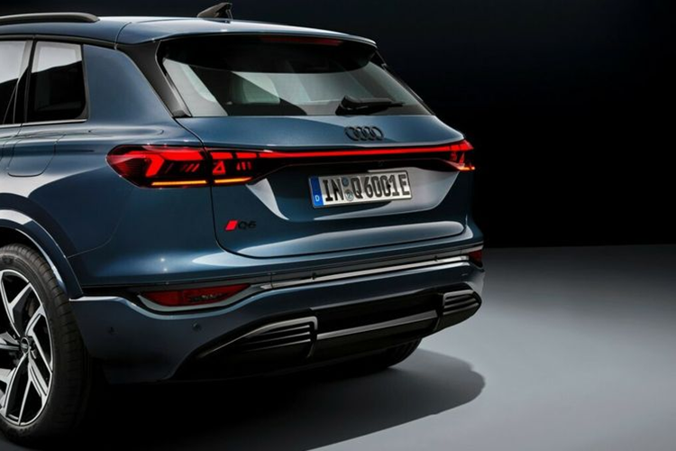 Thiết kế ngoại thất của Q6 e-tron 2024 là sự pha trộn những đường cong mềm mại với những điểm nhấn cơ bắp. Phần đầu xe được trang bị lưới tản nhiệt Singleframe bịt kín, kết hợp với hốc gió hai bên và cản trước to bản, đem lại vẻ ngoài thể thao cho mẫu crossover điện này.