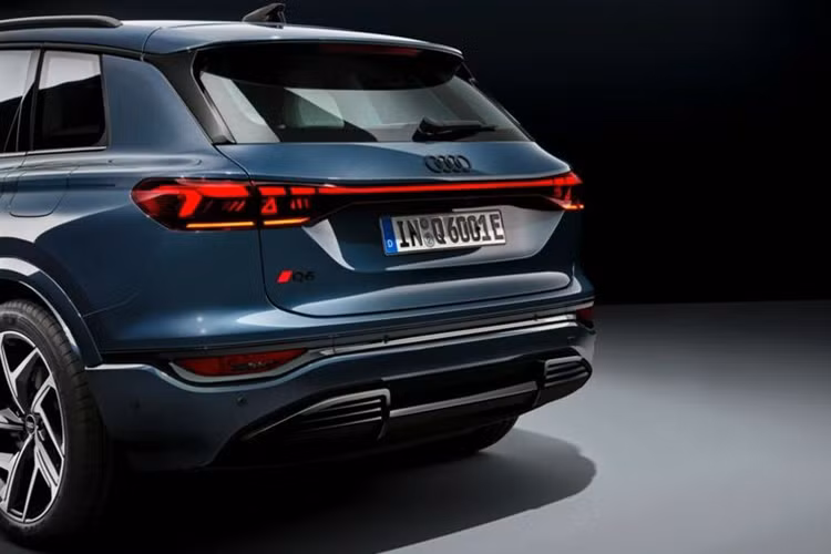 Thiết kế ngoại thất của Q6 e-tron 2024 là sự pha trộn những đường cong mềm mại với những điểm nhấn cơ bắp. Phần đầu xe được trang bị lưới tản nhiệt Singleframe bịt kín, kết hợp với hốc gió hai bên và cản trước to bản, đem lại vẻ ngoài thể thao cho mẫu crossover điện này.