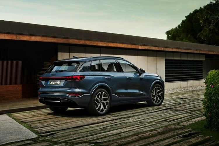 Trong khi đó, bản hiệu suất cao SQ6 e-tron có công suất 483 mã lực và 510 mã lực nếu bật tính năng kiểm soát khởi động. Nhờ tăng thêm sức mạnh, bản này có khả năng tăng tốc 0-96 km/h chỉ trong 4,2 giây trong khi tốc độ tối đa tăng thêm 20 km/h so với bản tiêu chuẩn.